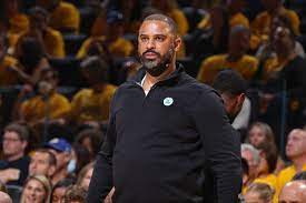 Ime Udoka engaña al personal femenino del Ejército Verde